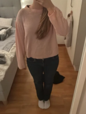 Ljusrosa stickad tröja 157 storlek S - Mysig ljusrosa stickad tröja från 157 i storlek S. Tröjan har en enkel, rak passform med rund halsringning och långa ärmar. Perfekt för att addera lite färg till din vardagsstil.