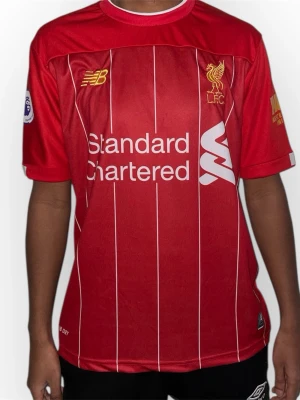 Liverpool Matchtröja M.Salah 11- Röd (XXL) - Helt ny. Fin replika med bra kvalitet. EU|XXL. Pris: 349kr. Modellen är 175cm lång och bär storlek M. Först till kvarn. Skickas inom 24h