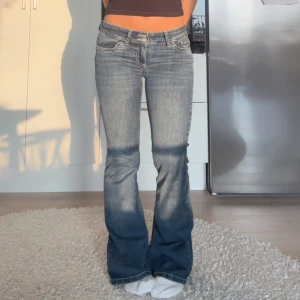 Nelly Stitch Jeans - Säljer ett par blå bootcut jeans med snyggt broderade bakfickor och låg midja. Jeansen har klassisk femficksdesign och är gjorda i mjukt denimtyg. Jeansen är i storlek S/Short! Säljer pga att de inte kommer till använding💓