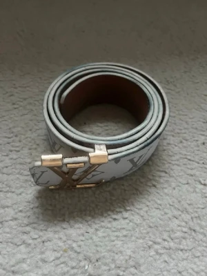 Vitt bälte - Riktigt snyggt vitt bälte med guldigt spänne. Skriv bara om du har några frågor!