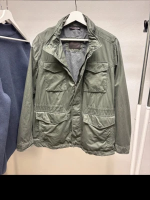 Massimo dutti Jacka - En riktigt fin field jacka ifrån massimo dutti. I väldigt gott skick. Säljer då den knappt kommer till användning längre. Är skit snygg enligt mig och sitter as bra på en. Jag är 184 cm och den sitter perfekt på mig!
