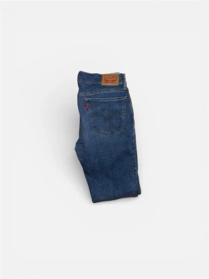 Levi's 710 mörkblå jeans - Snygga Levi's 570 jeans i mörkblå tvätt med klassisk femficksdesign och röd Levi's-tag på bakfickan. Modellen är slim och har raka ben med normal passform. Jeansen är tillverkade i slitstarkt bomullsmaterial och har en klassisk knappgylf.