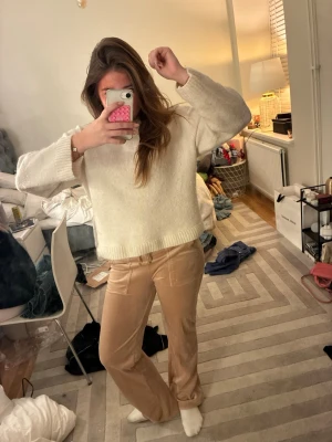 Beiga mjukisbyxor från Juicy couture  - Säljer ett par beiga mjukis byxor från Juicy couture Storlek S väldigt bra sick 🩷
