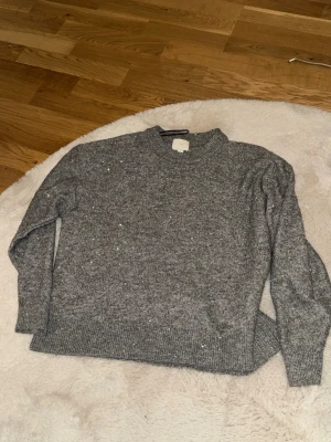 Tröja från HM - Grå tröja från hm , glitter i 