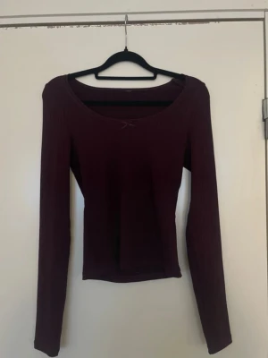 vinröd tröja - vinröd topp ifrån h&m som inte kommit till användning!💕💕