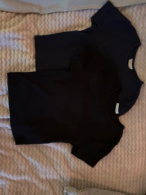 2st t shirt. XS&S - 2 st t shirt säljs tsm. XS mörkt blått och S i svart, båda i bra skick