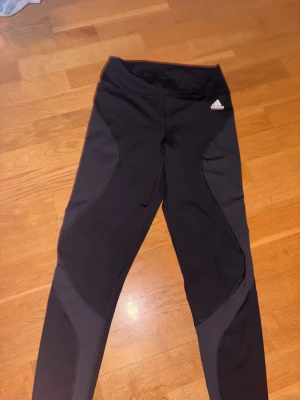 Träningstights från Adidas  - Träningsbyxor från addidas, står ingen storlek men skulle säga att de är i S/M använda få gånger 