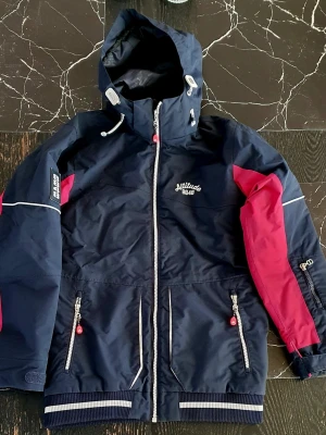 8848 Altitude skidjacka - Skidjacka från 8848 Altitude. Storlek 160. Litet hål i ena ärmsluten (se bild), annars i bra skick.