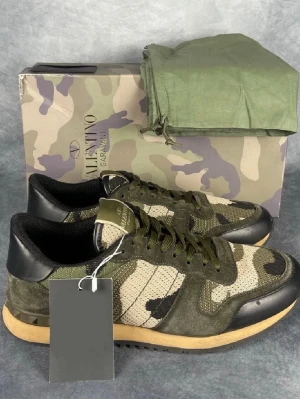 Valentino Rockrunner - Säljer nu dessa Valentino Rockrunners i grön camo färg. Riktigt snygga skor i bra skick! Box, dustbag och annat tillkommer. Ifall det finns frågor skriv bara!