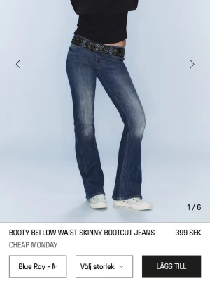 Cheap Monday blå bootcut jeans 28/32 - Säljer ett par as coola blå bootcut jeans från Cheap Monday med låg midja i storlek 28/32. Materialet är jeans i bomull med lite stretch.❤️De har bara använts några gånger och är precis som nya.☺️