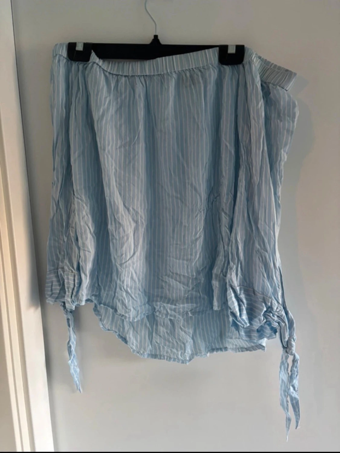 Off shoulder blus.  - 1