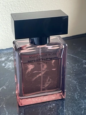 Narciso Rodriguez- Musc Noir Rose For Her - 30ml parfym från Narciso Rodriguez, Musc Noir Rose For Her. Nyköpt och knappt använd