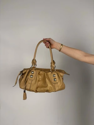 Guldig (10)  - En trendig snygg guldig väska ⚜️