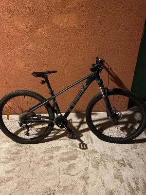 TREK MOUNTAINBIKE - Säljer en Trek mountainbike i bra skick. Cykeln fungerar som den ska, växlar och bromsar utan problem. Perfekt för pendling, träning eller lättare skogsturer.  Redo att användas direkt.  Hör av dig vid intresse! 