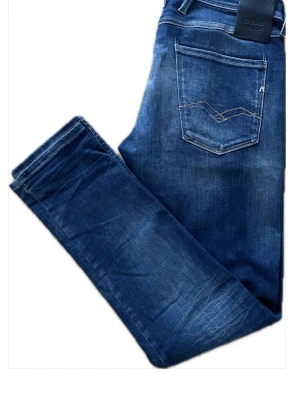 Replay Anbass Jeans - Sköna hyperflex jeans med snygg tvätt Bara använda litegrann, skick 10/10 W31 L32, Slimfit Jag på bild är 180cm lång Fler feta jeans i min profil Priset är inte hugget i sten, fråga gärna frågor  Följ mig för att få 20% rabatt