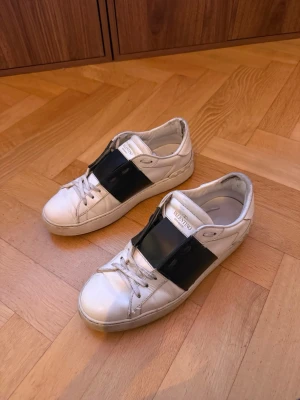 Valentino sneakers - Säljer mina snygga skor från valentino, jag köpte nya och dessa kommer ej till någon användning. Storlek 40. Köptes för 2-3 år sen. Väl använda men snygga på fortfarande! Går alltid att fräscha upp med rengöring och lagningslappar till hälarna💞 lätt slitage fram på tårna som jag använt vit skokräm på för att snygga till