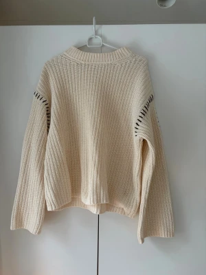 Beige stickad tröja med svarta detaljer - Säljer denna superfina stickade tröjan med svarta detaljer. Den är i fint och är normal i storleken.☺️