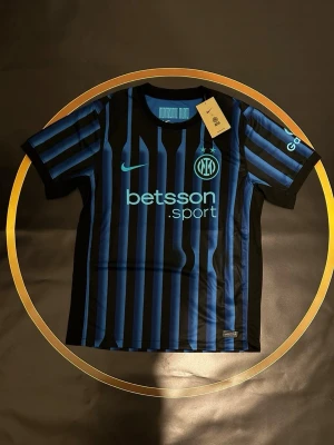 Inter utan namn  - Oanvänd med tagen kvar. Storlek S och M finns