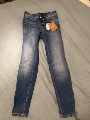 Blå jeans  - Oanvända jeans från Vero Moda. 