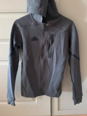 Adidas tech hoodie i mycket bra kvalitet  - Sparsamt använd, i fint skick! Passar en junior.