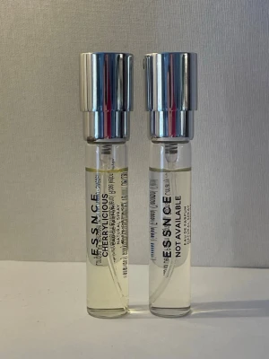 2 st Essnce 8ml - Två smidiga miniparfymer från Essence: Cherrilicious och Not Available. Essnce.  Cherrylicious Topnoter av Körsbär, Bergamott, Björnbär, Äpple hjärtnoter Jasmin, Persika, Choklad, Körsbär Basnoter Tonkaböna,Vanilj, Mysk, Kashmirträ.  Not Available har inga noter för tillfället då den inte är lanserad än. Men jag skulle säga den lutar mer åt det maskulina hållet.  Nypris för en är 130kr