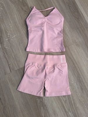 Dfyne set - Säljer ett Light rosa Dfyne träningsset som tyvärr inte kommit till användning. Storlek är S och passar därefter💕beställd från Dfynes egen webbplats