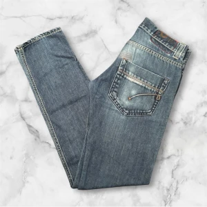 Dondup Jeans - Ett par Dondup Jeans i en lite äldre modell. Jeansen har ingen storlekslapp kvar men är w29 (fråga om mått vid osäkerhet). 8/10 skick. Slitningar är från fabrik! Dom är blå/mörkblå. slim/straight fit. Skriv om det är något du undrar eller om du vill ha flera bilder!                                                        Fraktar så fort jag kan men alltid inom 24H