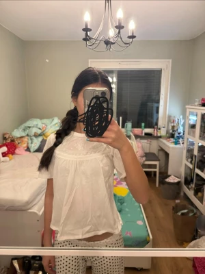 Zara broderad topp - Zara broderad topp/blus. Har knapp där bakom och är i storlek 152 men passar XXS/XS.🥹