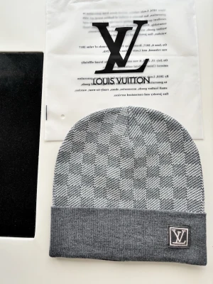 Grå rutig mössa - Passar alla huvudform. Nytt skick enligt bilder. Pris går att diskutera 🤝🙂