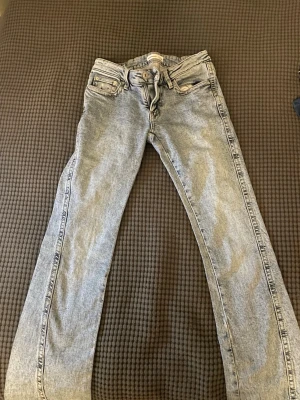 Lågmidjade bootcut byxor från gina med mönster  - Lågmidjade bootcut med mönster på fickorna 