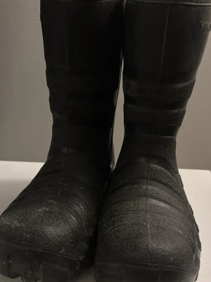 Viking svarta höga stövlar i gummi - Svarta allvödersstövlar i gummi med grov sula och högt skaft. 