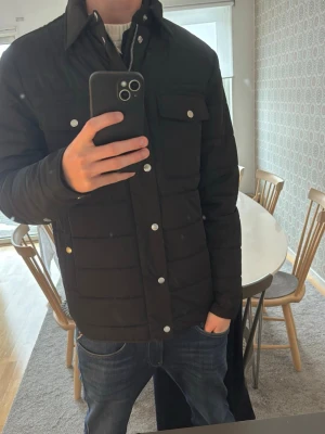 Svart quiltad jacka  - Svart quiltad jacka från Bondelid | Storlek M | Mycket fint skick | Pris kan diskuteras 🙌🏼