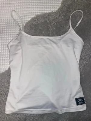 Vitt linne - Vitt basic linne med en sticker