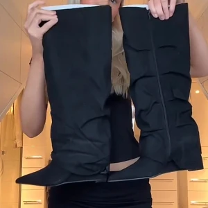 Nelly boots - Säljer dessa boots från Nelly, dom är använda 3 gånger, det finns en liten defekt vid överdraget över klacken, blev så fösta gången jag använde dom så det omöjligt att komma ifrån, de är slutsålda på hemsidan om jag inte minns fel, pris kan diskuteras lite vid snabb affär🥰