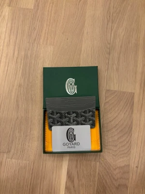 Plånbok i färgen grå - Inte använd sprillans bh plånbok till salu 