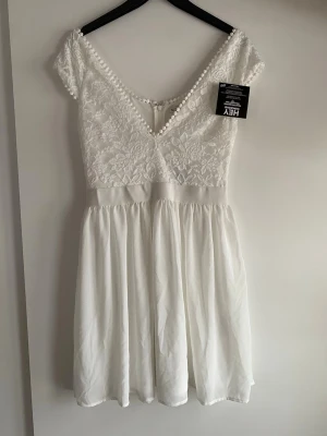 Studentklänning Nelly - En supersöt vit kortklänning från Nelly. Skulle passa perfekt som studentklänning💗Aldrig använd, endast provad. Lappar finns kvar.