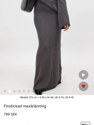 Grå maxiklänning - Jättefin grå finstickad klänning från nakd😍kommer ej till användning därflr säljer jag!