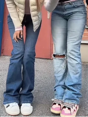 Ljusblå bootcut jeans med slitning - Populära jeans med hål på knänt, hittar Inga defekter, använda fåtal ggr💞