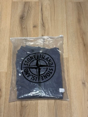 Stone Island  - Jag säljer en ny , precis köpt stone Island - jacka! Passar både M och L