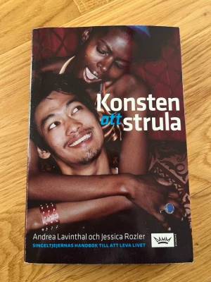 Konsten att strula - En modern och rolig guide för singeltjejer som vill leva livet på sina egna villkor. Lär dig allt om strulandets hur, när och varför, och få tips om hur du maxar vardagen med vänner, karriär och nöjen – utan krav på seriösa relationer.