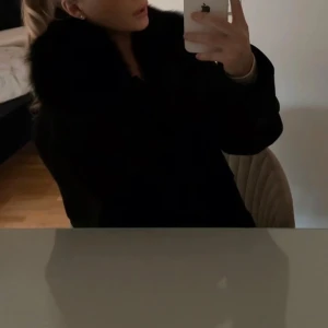 Svart jacka från meotine - En svart kappa från meotine, Perfekt för dig som vill ha en stilren och trendig look. Nypris 3.000, stl xs/s💕