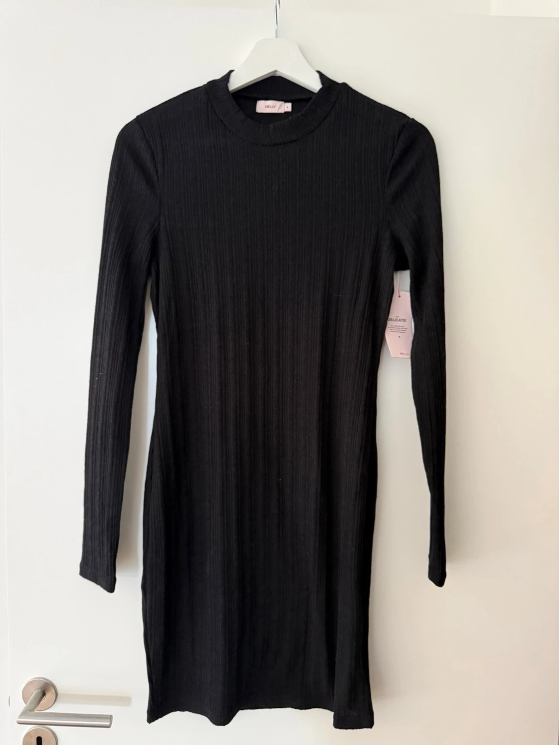 Svart ribbad klänning från Nelly