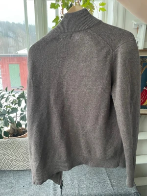 Cardigan  -  Fin tröja! Väldigt bra skick! Storlek medium passar mig som är 183 cm. Nypris 900kr 