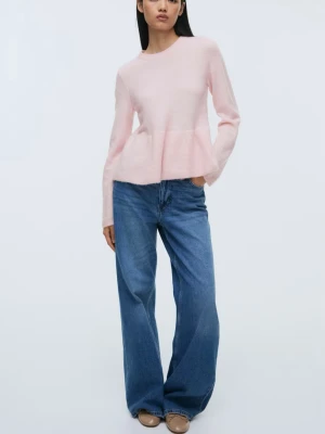 Ljusrosa stickad tröja med volang från H&M - Superfin ljusrosa stickad tröja från Divided med volangdetalj nedtill. Tröjan har rund halsringning och långa ärmar. Perfekt för dig som vill ha en söt och mysig look till vardagen.