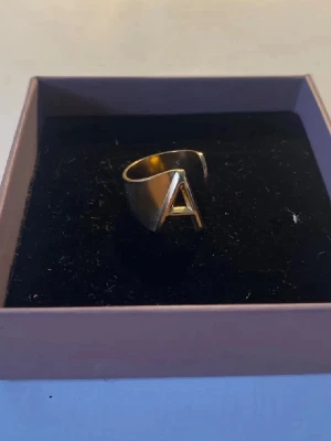Ring A - Ring med ett A. I guldfärg som går att justera