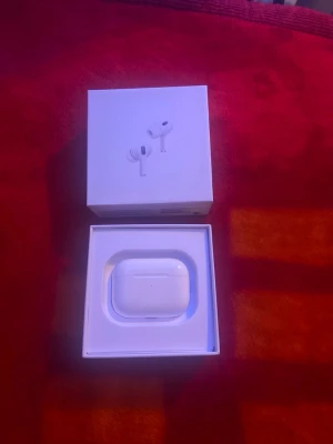 AirPods Pro (Gen 2) - Sprillans nytt skick! Säljer dem för att jag inte använder trådlösa hörlurar, jag föredrar traditionella hörlurar med sladd. 