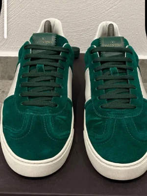 Valentino flycrew - INTRESSKOLL på dessa as feta flys, alla nitar kvar, inga skador, strl 41 inget og kom med bud!