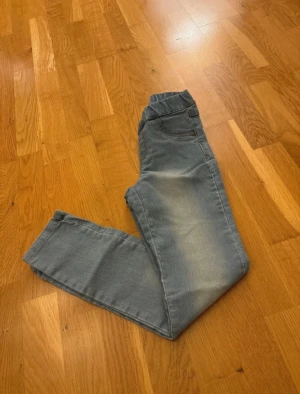 Jeans - Barnjeans från Kappahl i storlek 128. 