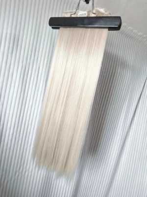 Ingen väst – löshår med clips - Säljer mitt löshår med clips, håret är synetiskt alltså inte äkta. Kall ljusblond färg i 56cm använd två gånger💕