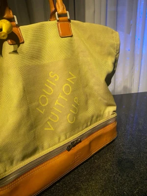 Exklusiv och sällsynt Louis Vuitton resväska skapad för LV Cup 2003. Ett sant samlarobjekt för den stilmedvetna resenären. -   • Modell: LV Cup 2003 Resväska – Begränsad upplaga • Datumkod: BA0072 • Skick: Mycket gott skick • Mått: Bredd 110 cm | Höjd 111 cm | Djup 65 cm  En ikonisk väska som kombinerar sportig elegans med klassiskt Louis Vuitton-hantverk — perfekt både för resor och för en kurerad kollektion.  Ett måste för samlare och Louis Vuitton-entusiaster. Tillbehör: • Hänglås ingår (Kiwi-färg, ingen nyckel)  Dokumentation: •. Originalkvitto och låda ingår ej  Inköpt 2003 